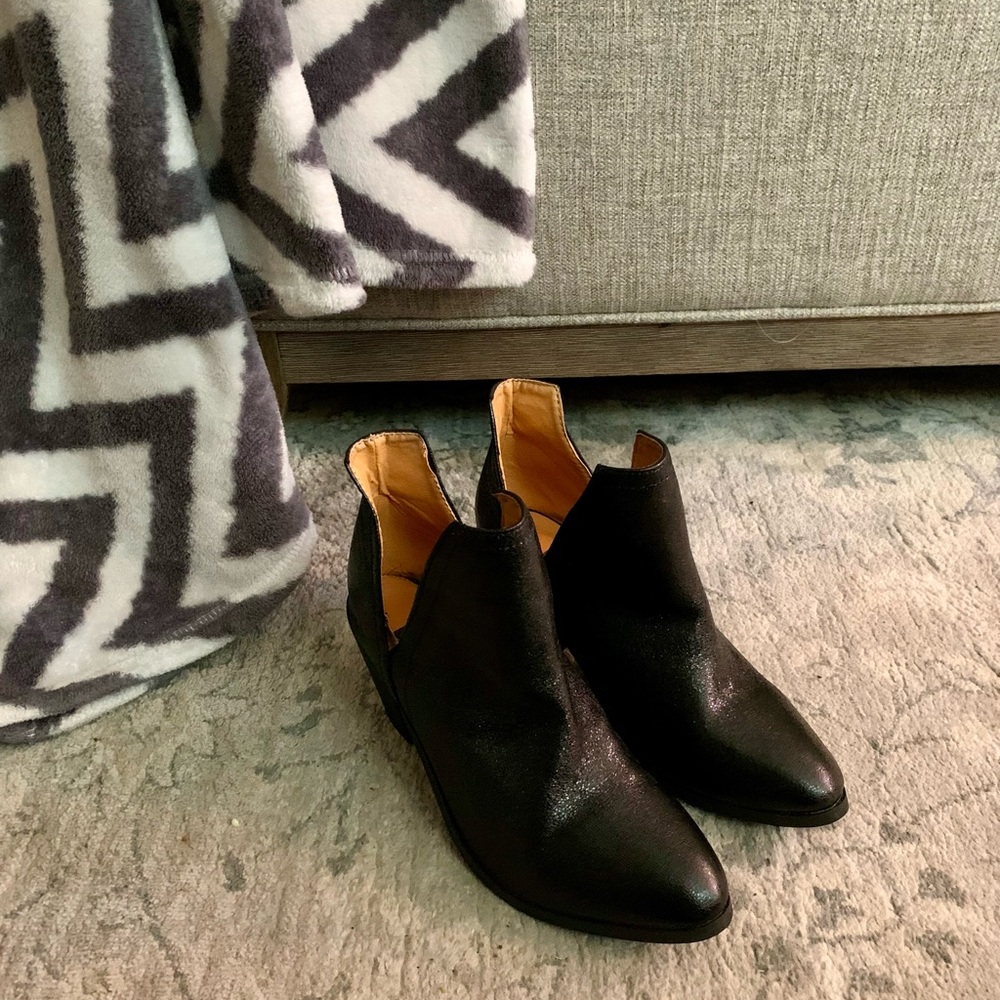 N.Y.L.A Izzy Black Ankle Booties
